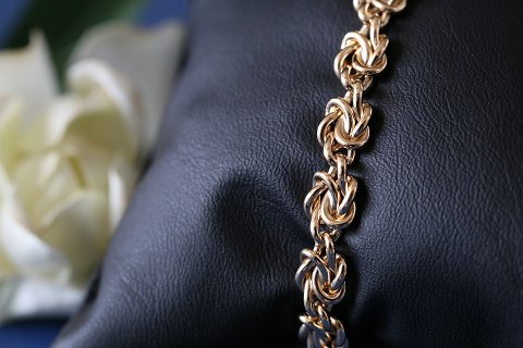 Elegant gold bracelet in 14 carat gold, with box lock. Joints are made as knots.