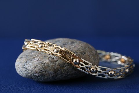 Gold bracelet with X pattern with balls, in 14 carat gold. From Albing.