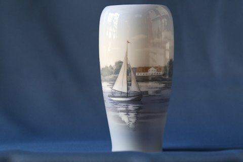 Vase fra Royal Copenhagen, produceret 1956. Flot naturmotiv. Dek. nr. 4468