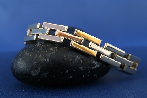 14 carat gold bracelet, block in 3 rows with box lock. Length 19 cm.