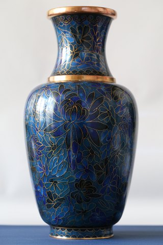 Smuk Cloisonné vase, udført med smukke mønstre i blå og guld.
SOLGT
