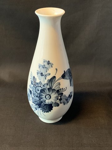 Royal Copenhagen vase
Decorated with blue flowers
Dec. No. 45- 4055