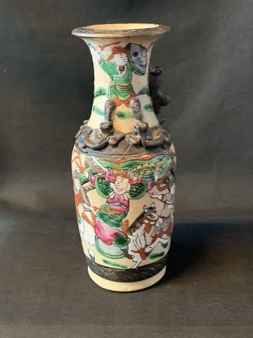 Flot håndlavet Kinesisk vase, med mange detaljer.