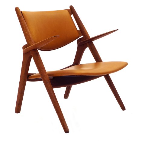 Hans J. Wegner CH28 Stuhl aus Eiche mit 
cognacfarbenem Leder. Sehr guter Zustand
