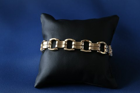 Gold bracelet in 10 K, with box lock. Great structure and look.