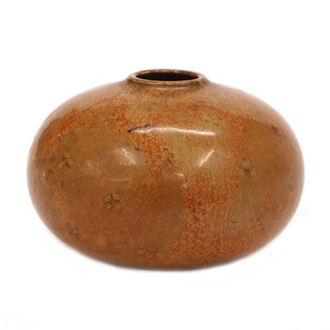 Rund Saxbo vase med brun og rødlig harepels 
glasur. Signeret Saxbo. H: 9,5cm. D: 13cm