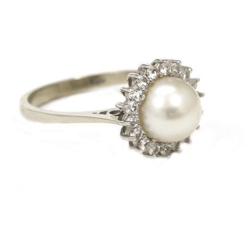 18kt Weissgold Ring mit Perle flankiert von 18 
Diamanten von je etwa 0,015ct. Ringr. 56