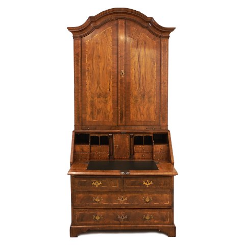 Danish Baroque elm bureau with writing flap and 
numerous small drawers and small secret 
compardements. Denmark circa 1750. H: 225cm. W 101 
/ 109cm. D: 59 / 92cm