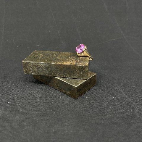 Ring in gold with pink stone