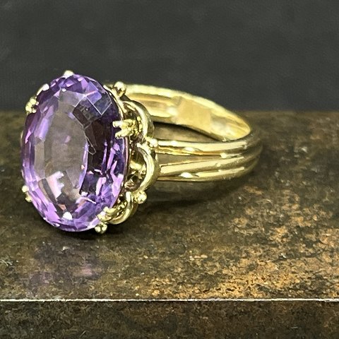 Elegant ring in gold with amethyst