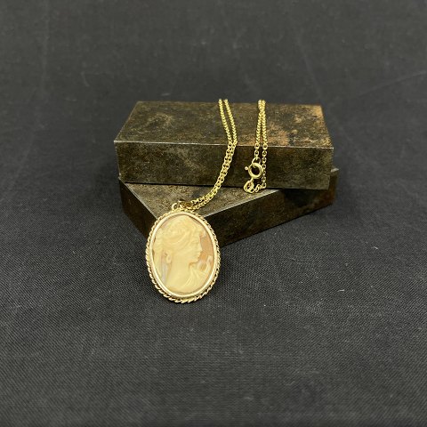 Necklace in gold with came in pendant