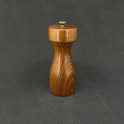 Pepper grinder in solid teak