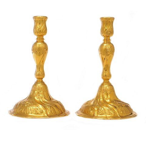 Ein Paar vergoldete Rokokoform Bronzeleuchter. H: 
21cm