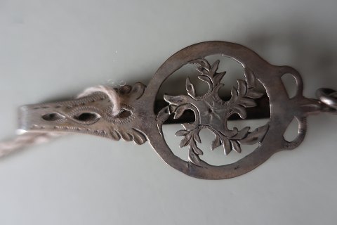 Antik giljekrog af sølv
Signeret
Fra 1797
Giljekrogen er et redskab, som bruges i forbindelse med håndarbejde (strikning)
Giljekrogen sættes fast øverst på tøjet - oftest i venstre side
Garnet sættes derefter fast i giljekrogen