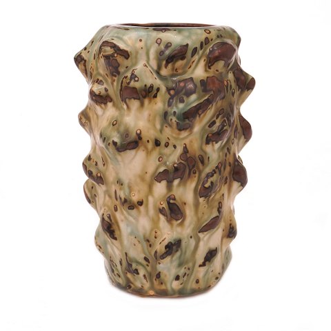 Salto vase i spirende stil med Sung glasur 
signeret Salto for Royal Copenhagen 20701. H: 
19cm. D: 13cm