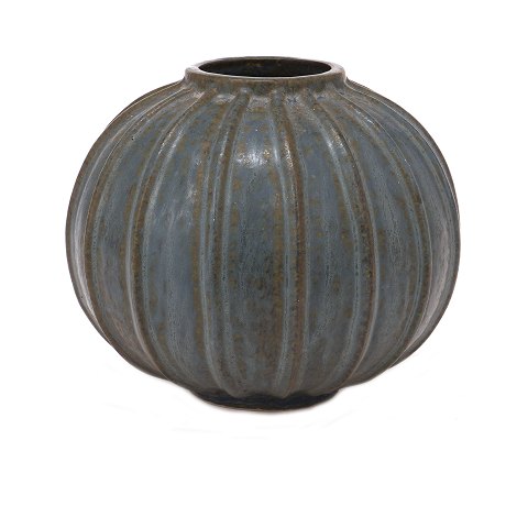 Arne Bang stoneware vase no. 6. Signed. H: 13cm