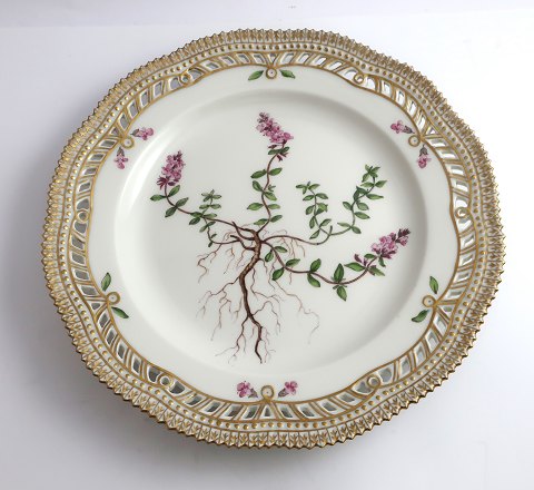 Royal Copenhagen Flora Danica. Mittagessen Platte mit durchbrochener kante. 
Entwurf # 3554. Durchmesser 23 cm. (1 Wahl). Thymus chamaedrys Fr