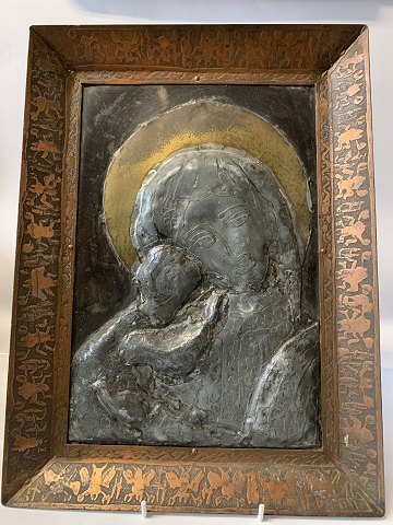 Ikon af jomfru Maria med Jesusbarnet i kobberramme.
