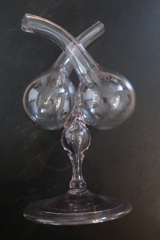 Antique glass for the oil-vinegar
Rare and very beautiful
1800-years
H: 23,5cm
Made by hand
We find that it has never gone into a production
In a very good condition
