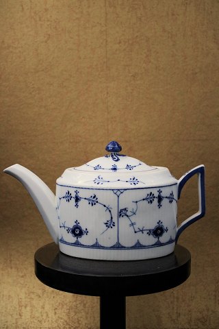 Antique Royal Copenhagen Blue Fluted Plain oval teapot. 
RC#1/254. 
Before 1923...