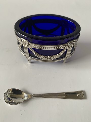 Salt shaker with salt spoon in silver.
Blue glass with silver mounting