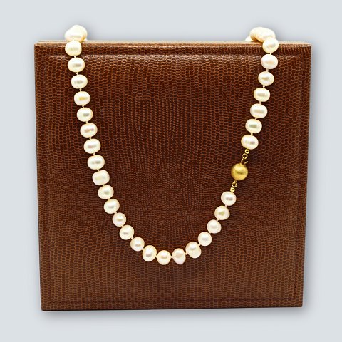 A pearl chain with 14k gold clasp, l. 62 cm. A pearl chain with 14k gold clasp, l. 62 cm.