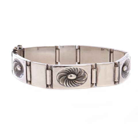 Georg Jensen sterlingsilver bracelet by Henrik 
Pilstrup. Georg Jensen 1933-44. 56A. L: 18cm