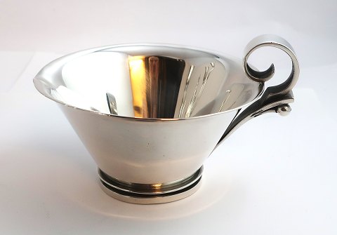 Georg Jensen. Pyramid. Sterling silver cream jug (925). Model 600. Design Harald 
Nielsen. Produced 1926-1932.