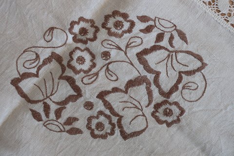 Gammel dug
Håndbroderet med  farvet broderi
Ca. 100cm x 98cm