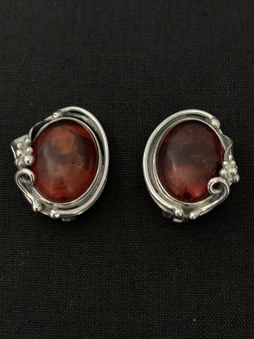 Ear clips in silver with a nice detailed pattern with amber
Height 2.5 cm