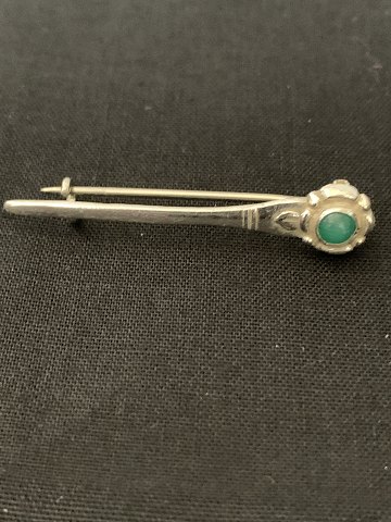 Silver brooch with inlaid jade
Stamped J&J 830S
Length 4.5 cm