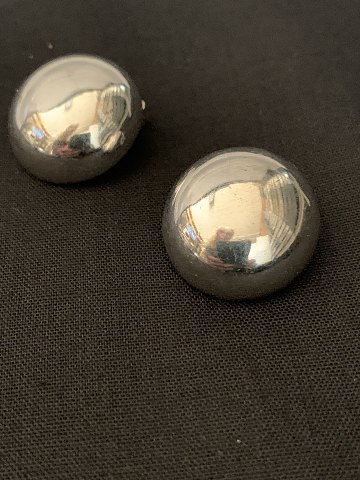 Ear clips in solid 925 sterling silver. Timeless design nice soft shape.