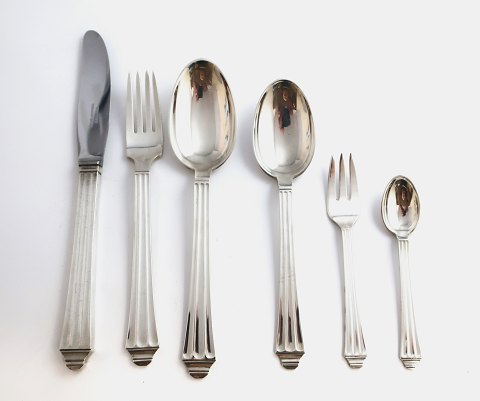 Hans Hansen. Cutlery no. 6. Sterling silver cutlery for 12 people (925). 
Consists of: dinner knife, dinner fork, dinner spoon, dessert spoon, cake fork 
and coffee spoon. A total of 72 parts.