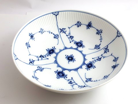 Royal Copenhagen. Blue fluted, plain. Round bowl. Model 19. Width 21 cm. (2 
quality)