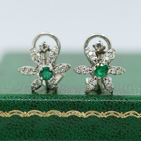 Pair of diamond earrings with emerald in 18k white gold Pair of diamond earrings with emerald in 18k white gold