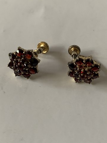 Earrings in gold-plated silver with inlaid garnets.