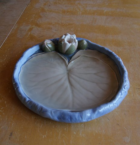 B&G Danish porcelain, large and beautiful bowl with leaf and water lilies 27x24cm from Denmark