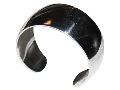 Christian Veilskov silver
Wide and thick bangle from 1963-1975