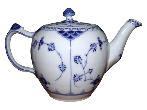 Blue Fluted Half Lace
Small teapot