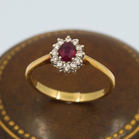 Ring in 18k gold set with a ruby and diamonds
