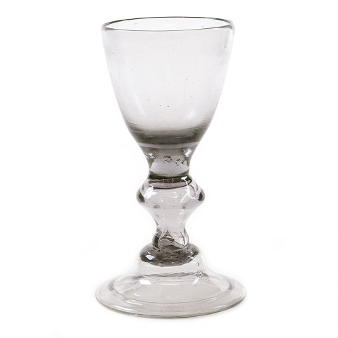 Norsk glas med flot mørk sats. Nøstetangen ca. år 
1770. Kumme med lettere glaspest. H: 17cm