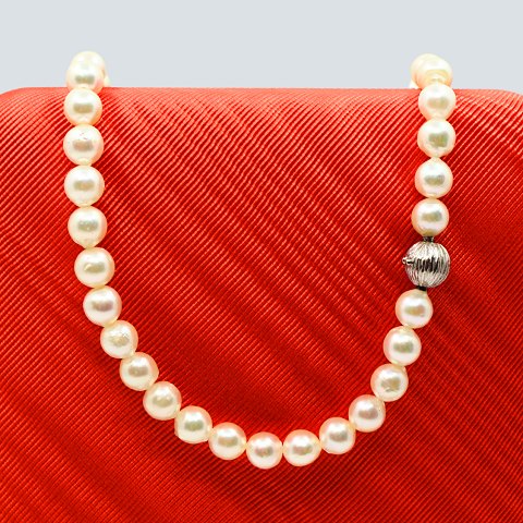 Ole Lynggaard; A pearl necklace with clasp in 14k white gold Ole Lynggaard; A pearl necklace with clasp in 14k white gold