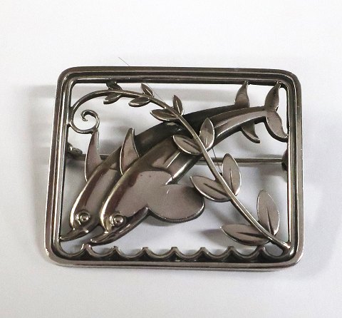 Georg Jensen. Sterling sølv broche med delfiner (925). Model 251. Længde 37 mm.