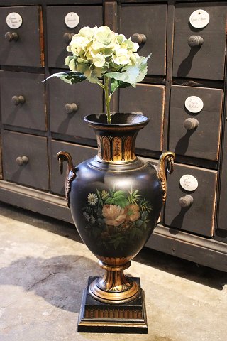 STOR dekorativ 1800 tals jern vase med håndmalet blomstermotiv og guld 
dekorationer.
H: 58cm...