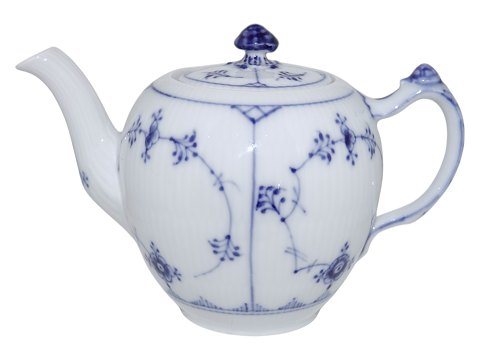 Blue Fluted Plain
Extra small tea pot from 1898-1923