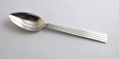 Georg Jensen. Sølvbestik (925). Bernadotte. Grapeske, smal model. Længde 15,5 cm