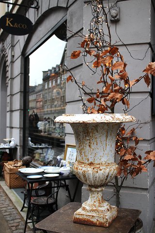 Stor , gammel vaseformet krukke / jardiniere i hvidmalet støbejern med en fin 
patina. H: 61,5cm...