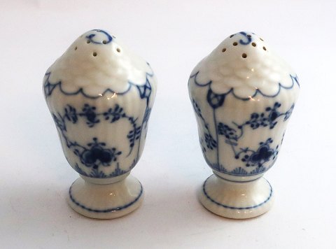 Royal Copenhagen. Blue Fluted, fluted. Salt & pepper. Model 467 & 480. Height 
8.5 cm. (1 quality)