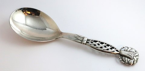 Georg Jensen. Sterling (925). Serveringsske. Design 83. Længde 24 cm. Produceret 
1927.