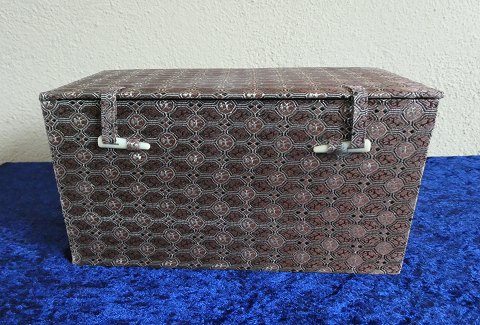 Beautiful and well-maintained box made of papier-mâché, covered with brown, patterned fabric and lined with yellow silk. H 12cm - L 23cm